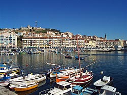 Sète : le quai de la Consigne et la Criée à droite.