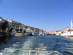 Sète : les chalutiers et les thoniers. Le quai de la Marine.