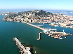 Sète : vue sur le port, le Mont St. Clair, l'étang  de Thau et la mer. Cliquez pour situer la maison.